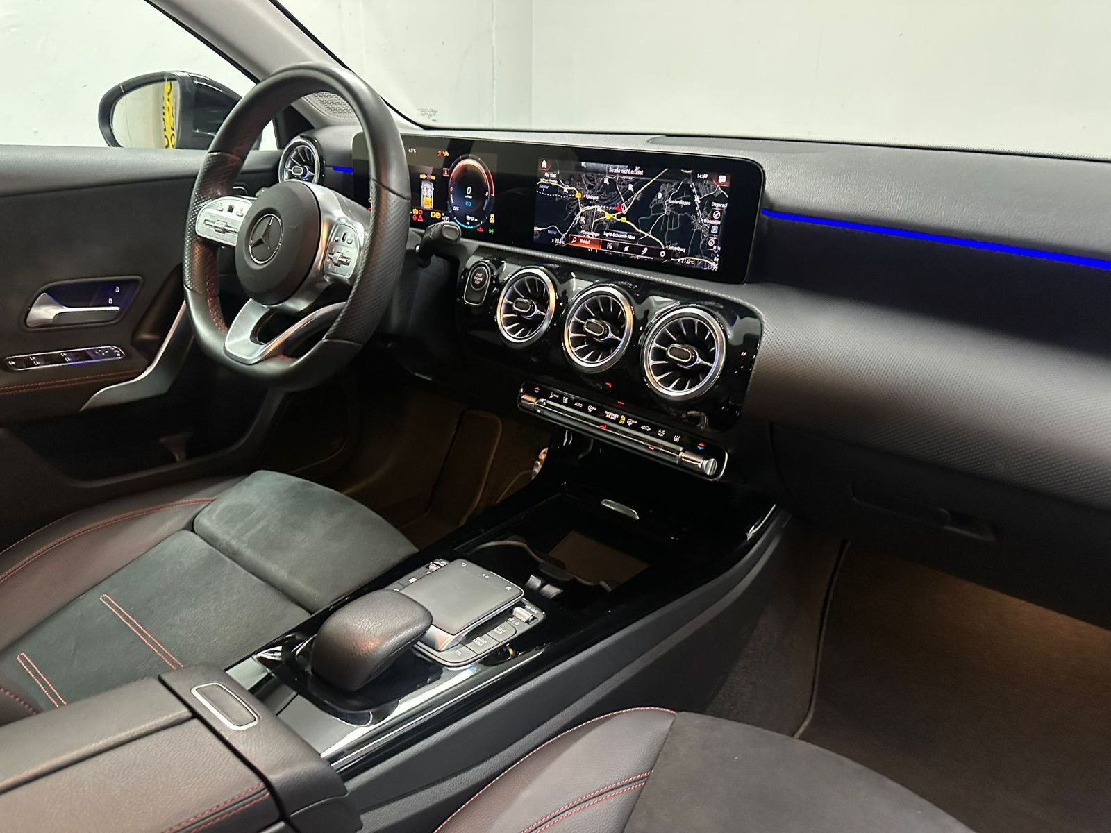 Fahrzeugabbildung Mercedes-Benz A 250 e LIMOUSINE *AMG-LINE* AMBIL*LED*KEYLESS