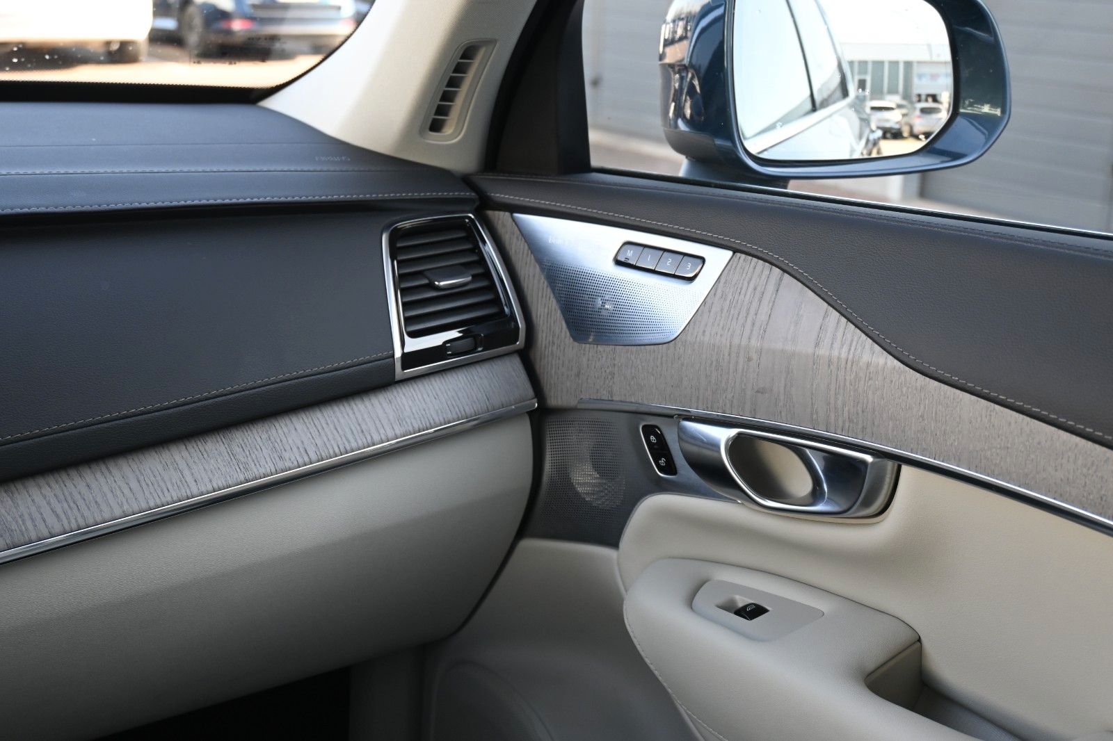 Fahrzeugabbildung Volvo XC90 T8 AWD Recharge Inscription*PANO*STHZ*B&W