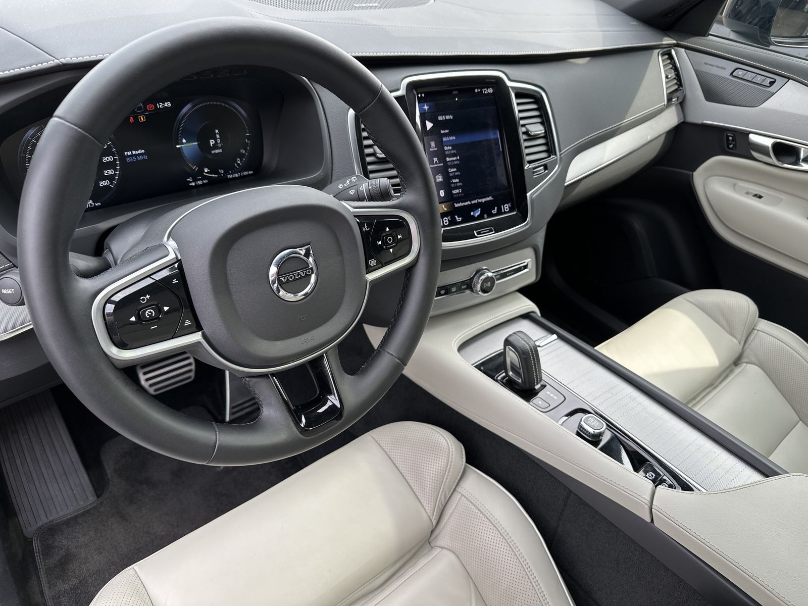 Fahrzeugabbildung Volvo XC90 T8 AWD R-Design 7-Sitzer NAV+LED+AHK+PANORA