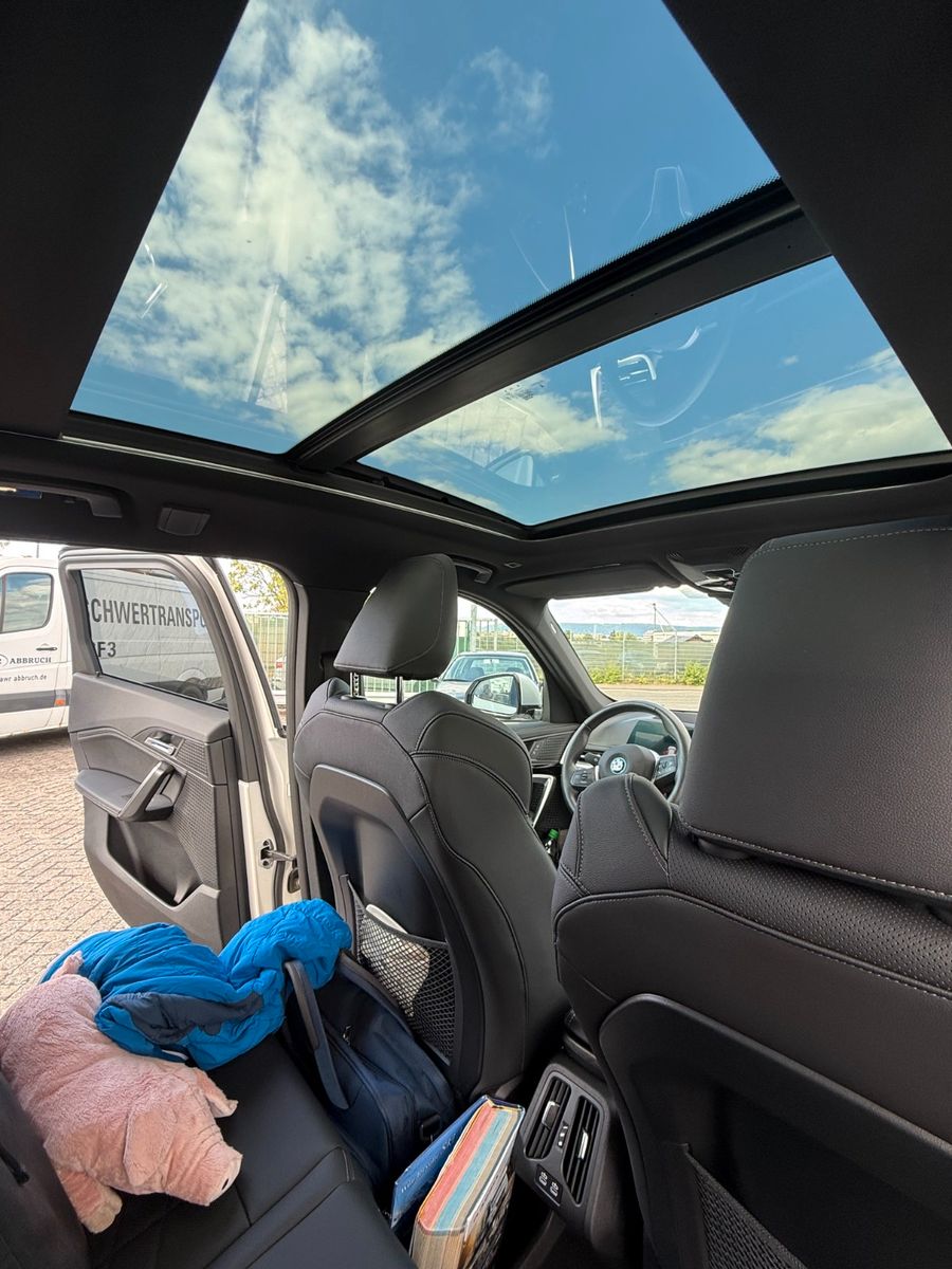 BMW iX1 30 xDRIVE xLINE PANO 19 LEDER AHK LED foto 16