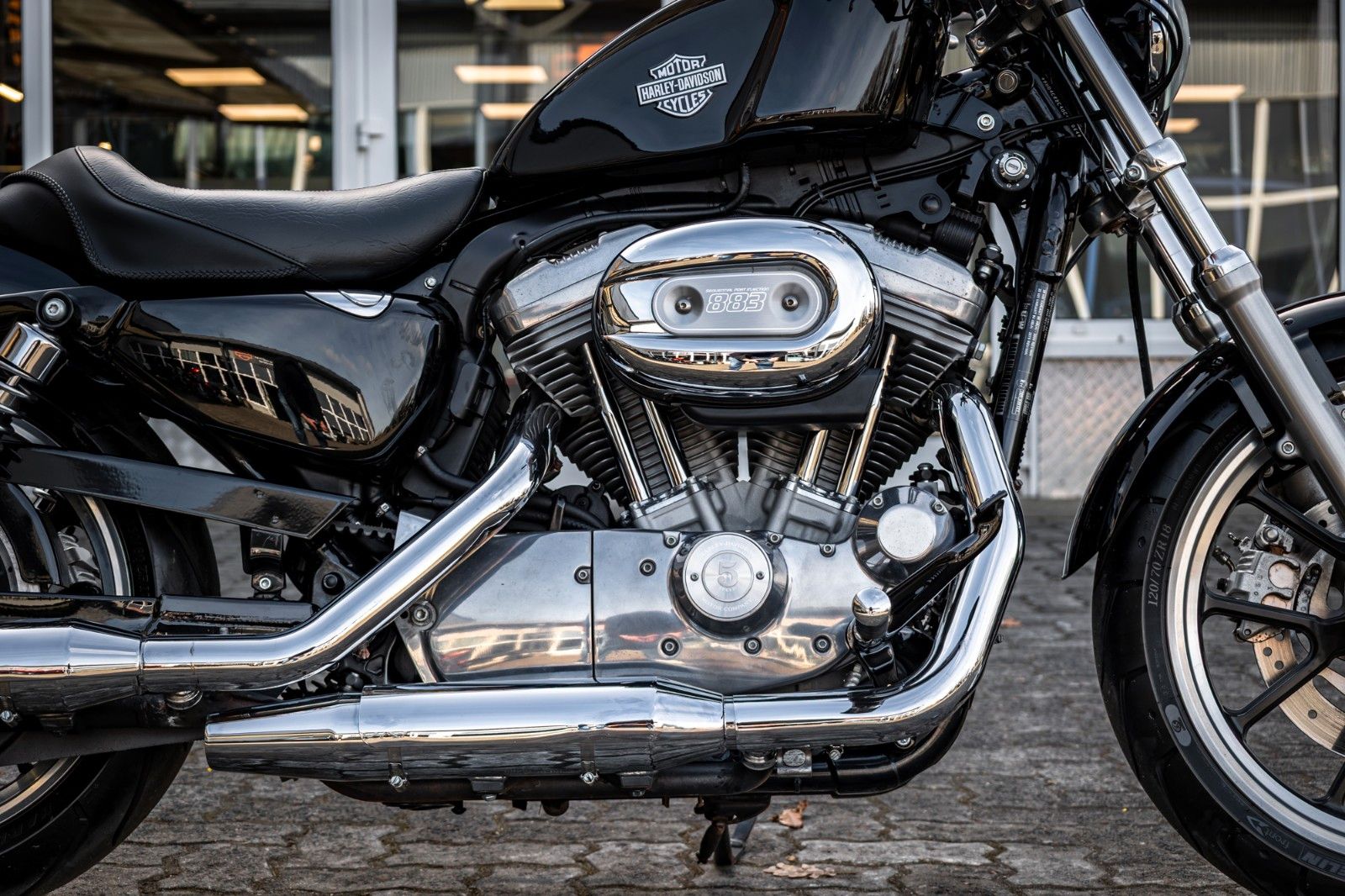 Fahrzeugabbildung Harley-Davidson XL883L SUPERLOW SPORTSTER - VIVID BLACK