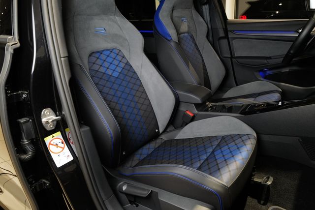 Volkswagen Golf VIII R Performance Akrapovic Pano HKardon K