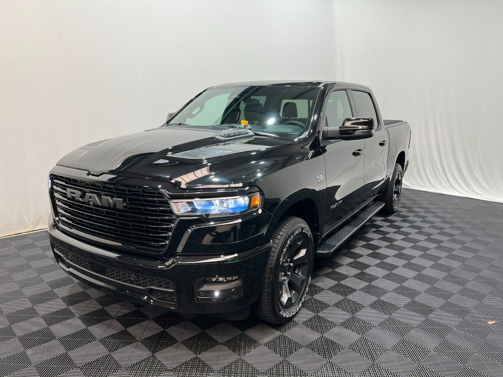 Fahrzeugabbildung Dodge RAM 1500 Sport Crew Cab Hemi V8 *Pro X15*