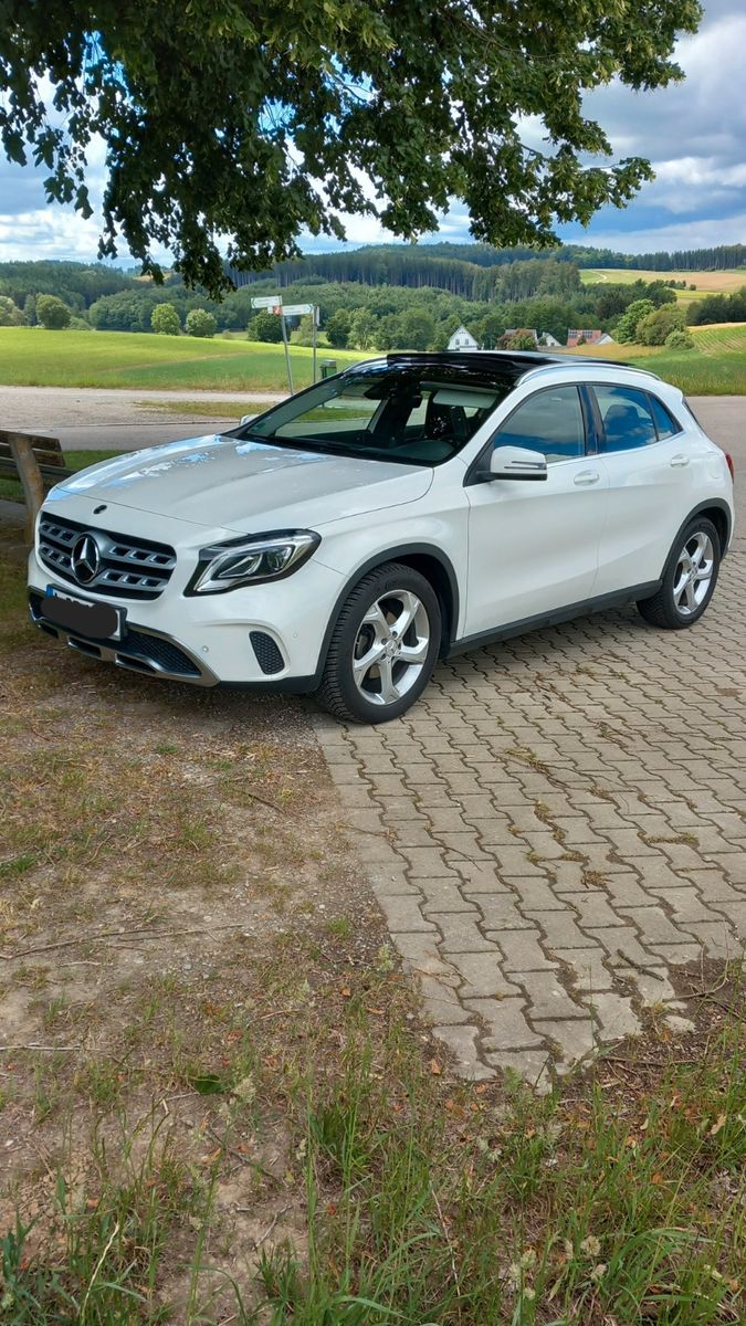 MERCEDES-BENZ GLA 200 -AHK, PANN DA.,EL.KLAP,SPORT SITZ,KAMERA