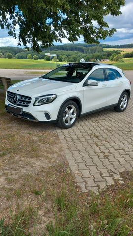 MERCEDES-BENZ GLA 200 -AHK, PANN DA.,EL.KLAP,SPORT SITZ,KAMERA