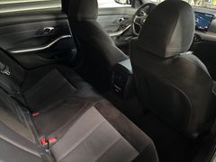 Fahrzeugabbildung BMW 320d Touring Sportautomatic -- AHK/Pano/HeadUp