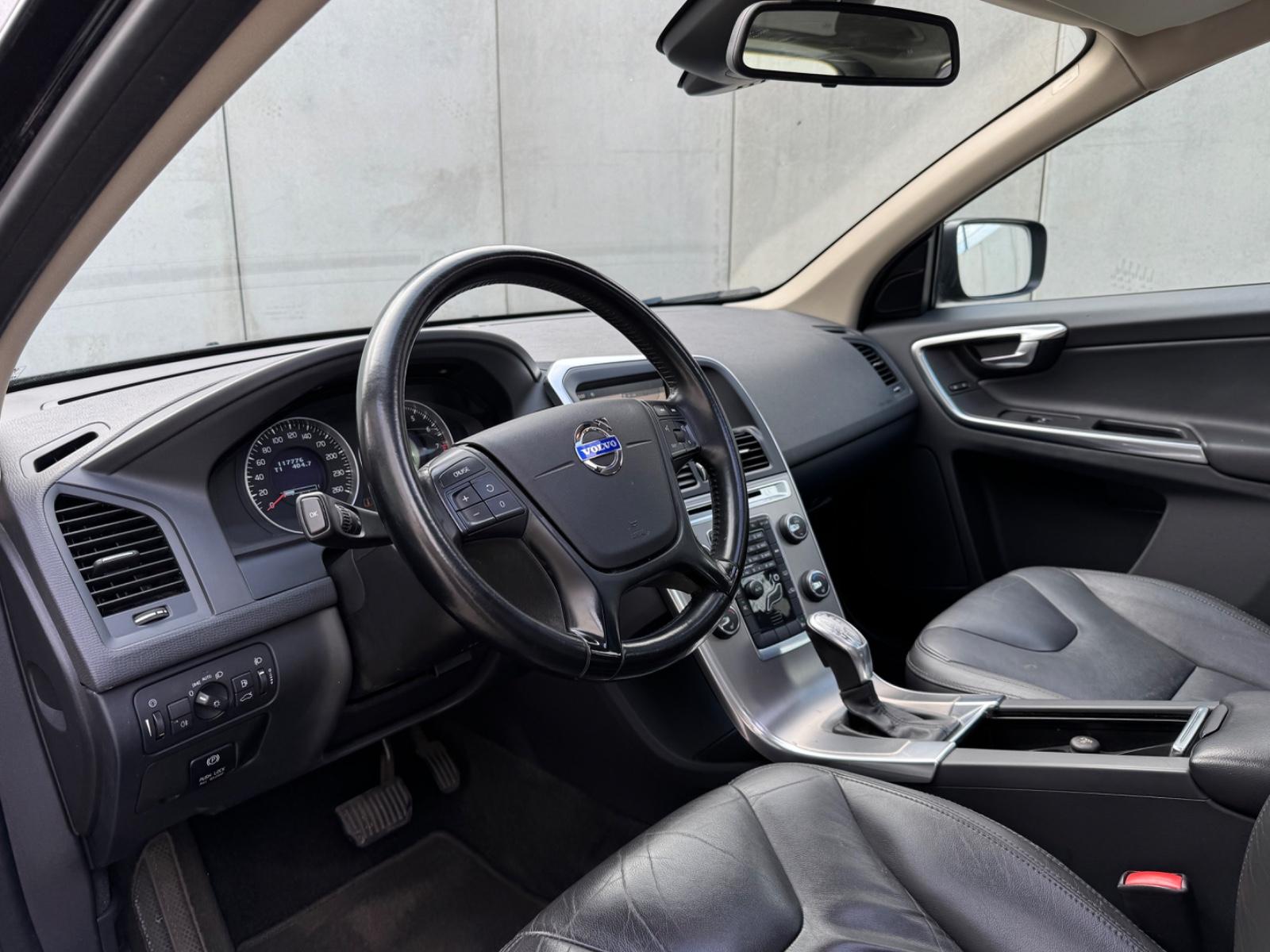 Volvo XC60 Kinetic 2.0 241 ch BVA / Toit panoramique / Cuir / GPS / Sièges chauffants