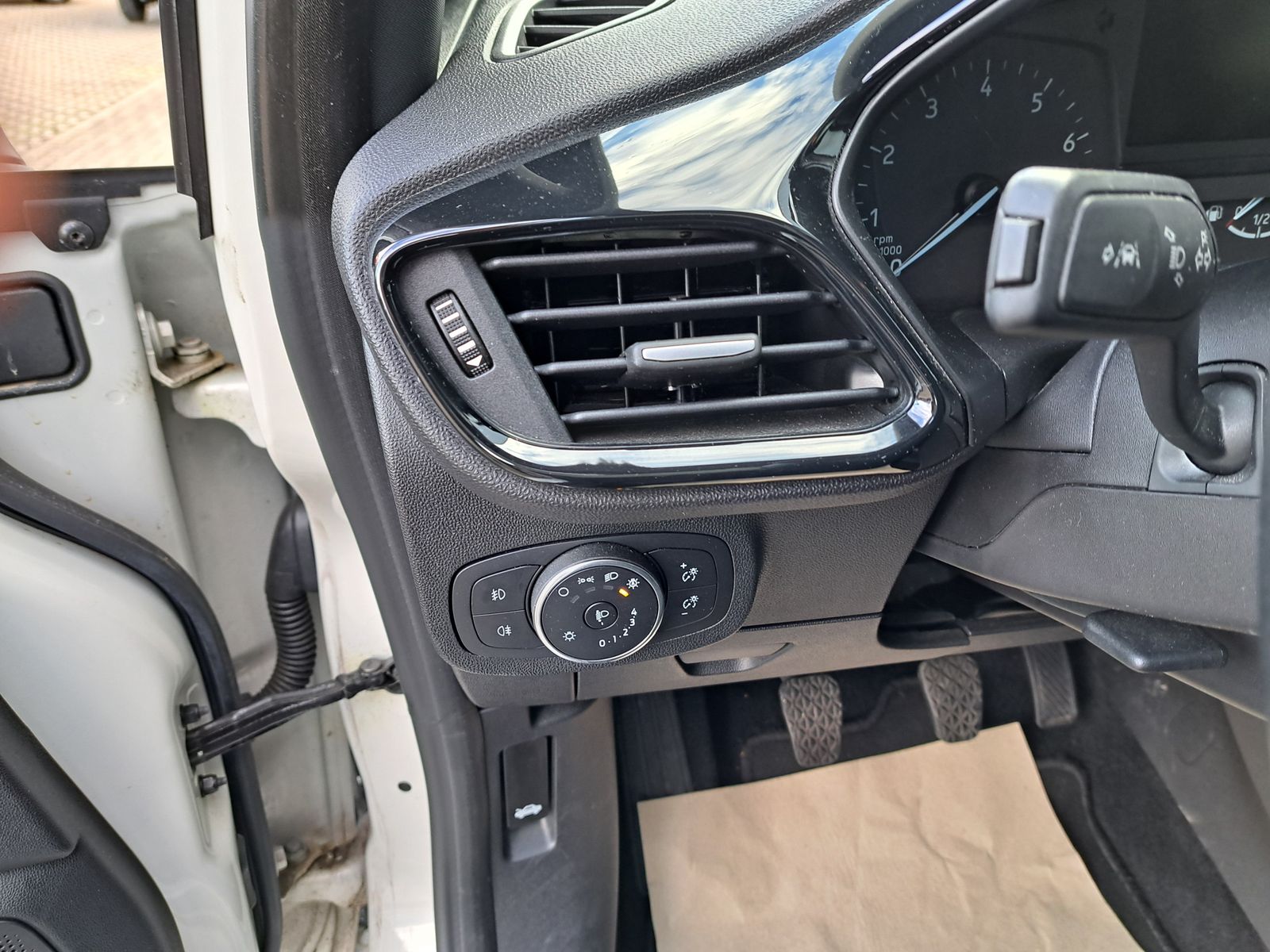 Fahrzeugabbildung Ford Fiesta Trend 86PS NAVI WINTERPAKET ALU PDC KLIMA