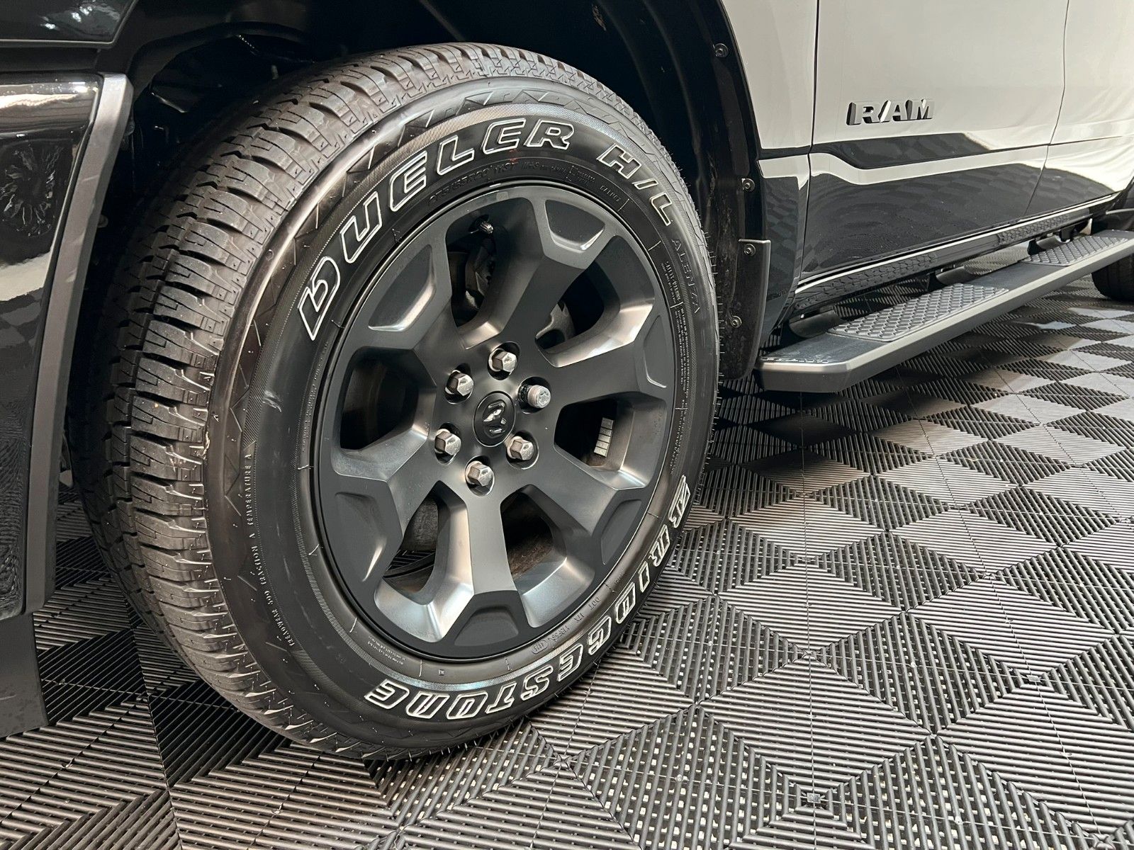 Fahrzeugabbildung Dodge RAM 1500 Sport Crew Cab Hemi V8 *Pro X15*