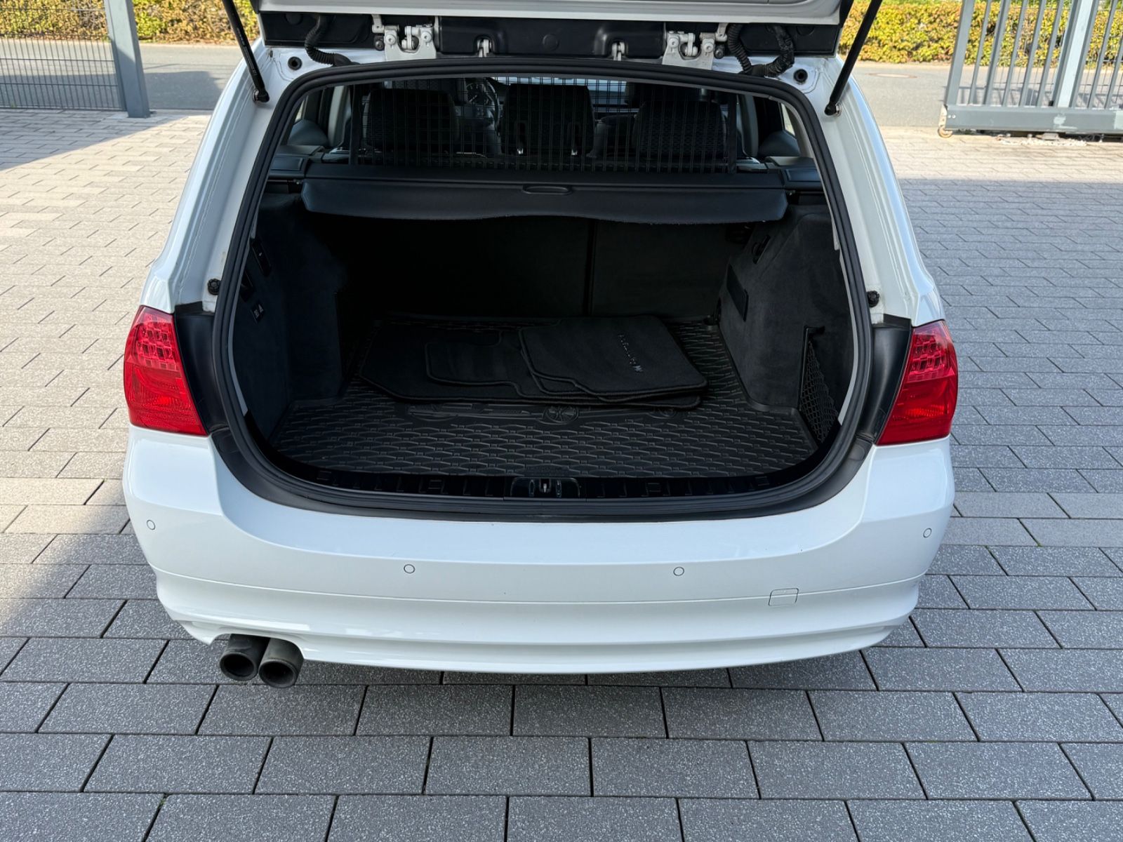 Fahrzeugabbildung BMW 325 i Touring PANO KLIMAAUTO XENON WINTERRÄDER