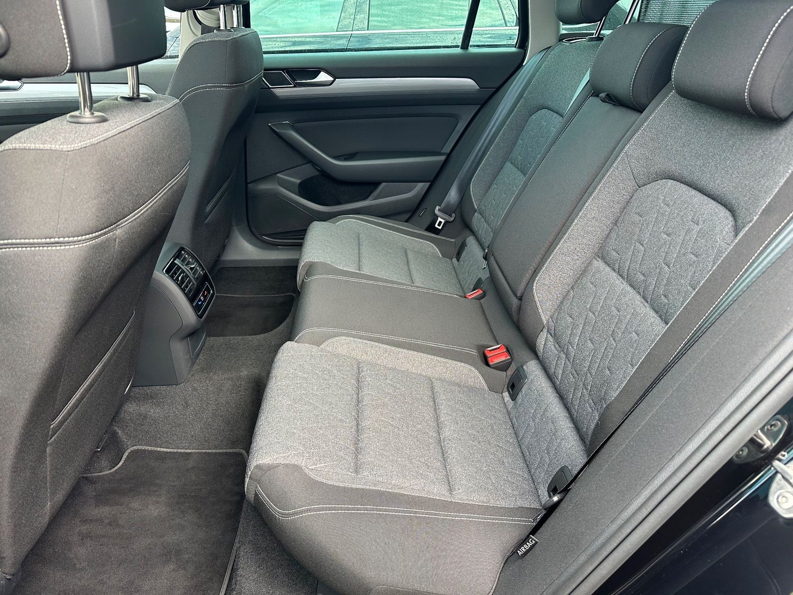 Fahrzeugabbildung Volkswagen Passat Variant 2.0 TDI DSG Business NAV+LED+PANO