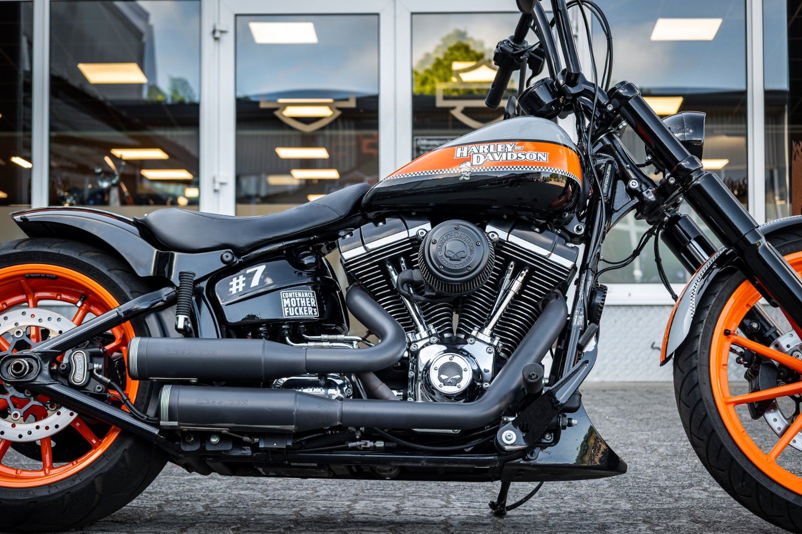 Fahrzeugabbildung Harley-Davidson FXSB Breakout 103 - Kesstech/Airride/Heckumbau -