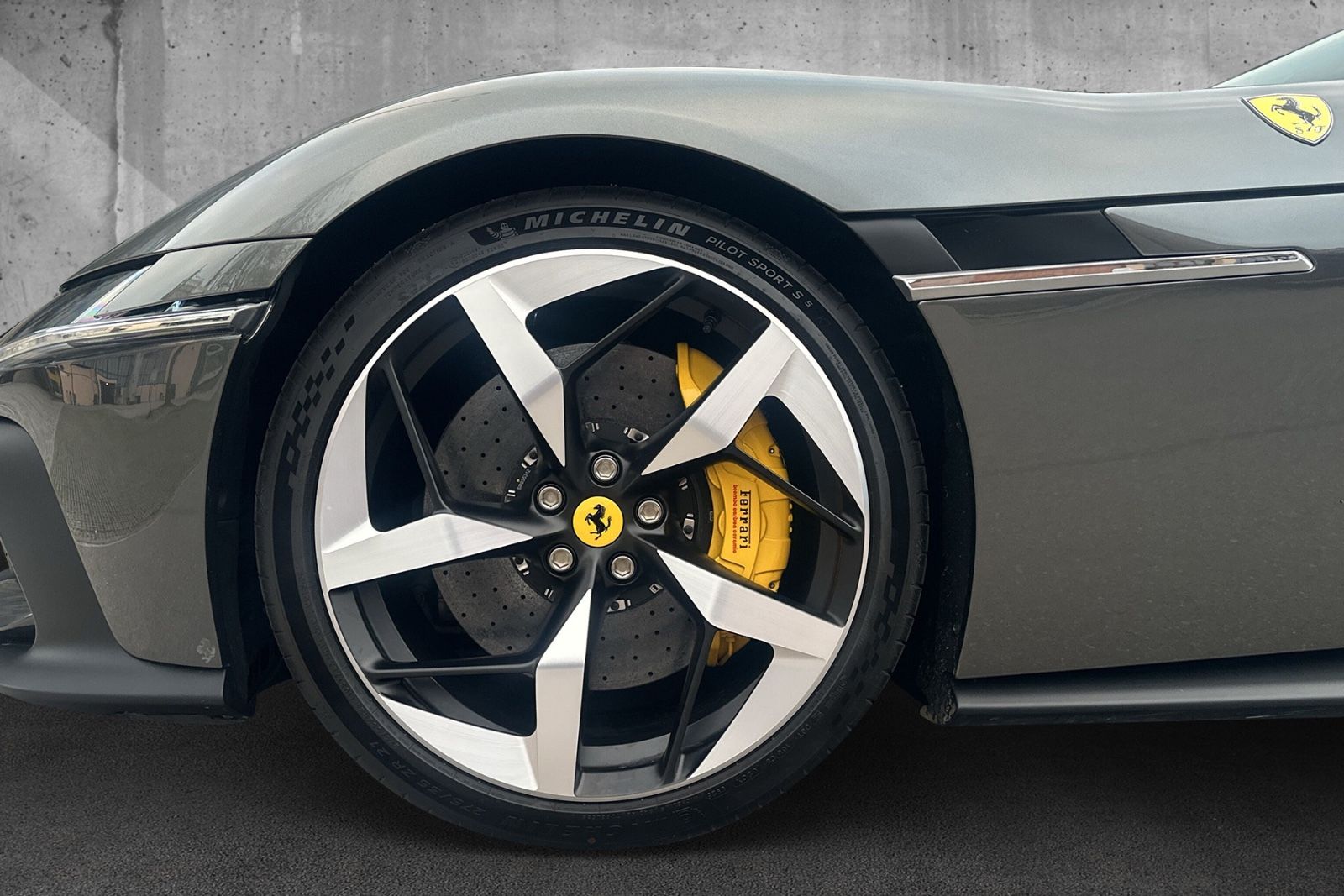 Fahrzeugabbildung Ferrari 12Cilindri Spider*Daytona*Carbon*LED*Lift*2026*