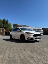 Ford Focus 2,0 EcoBoost ST Leder-Sport-Paket ST - Ford Focus mit Benzin-Antrieb: Leder, Limousine, ST Sport