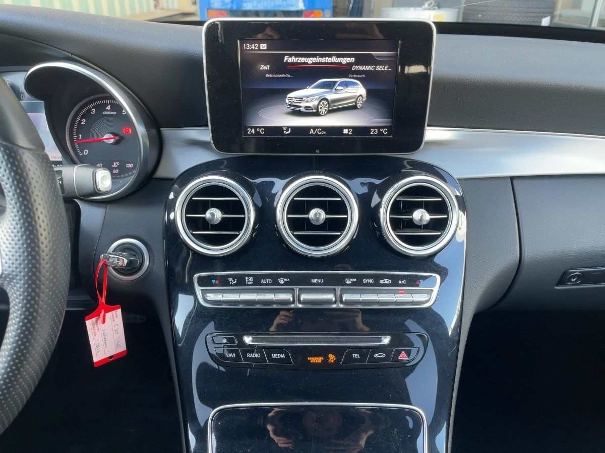 Fahrzeugabbildung Mercedes-Benz C 300 T-Modell AMG/LED/Distronic/Kamera