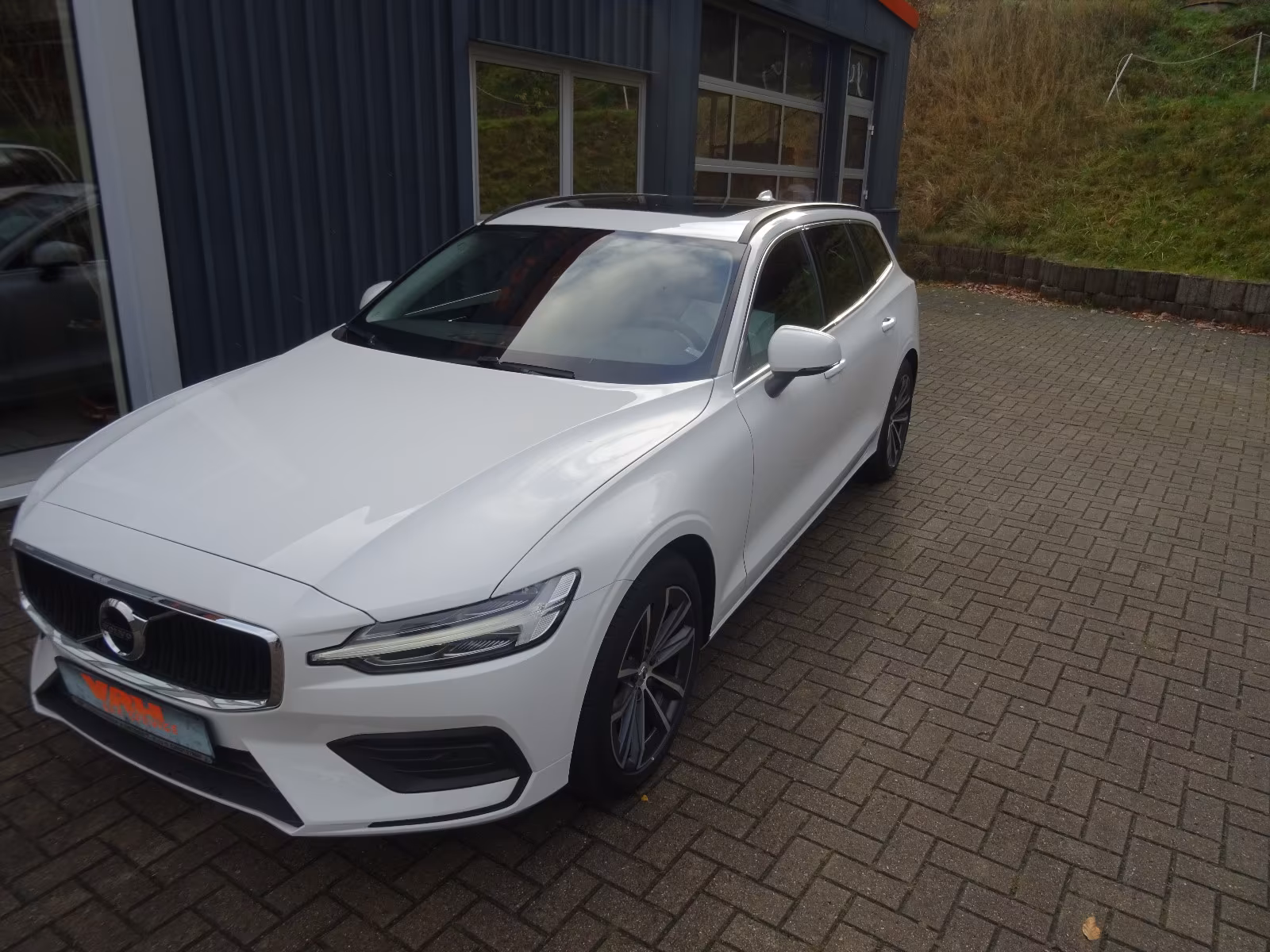Volvo V60 Kombi Momentum Pro, Automatik, LED *69