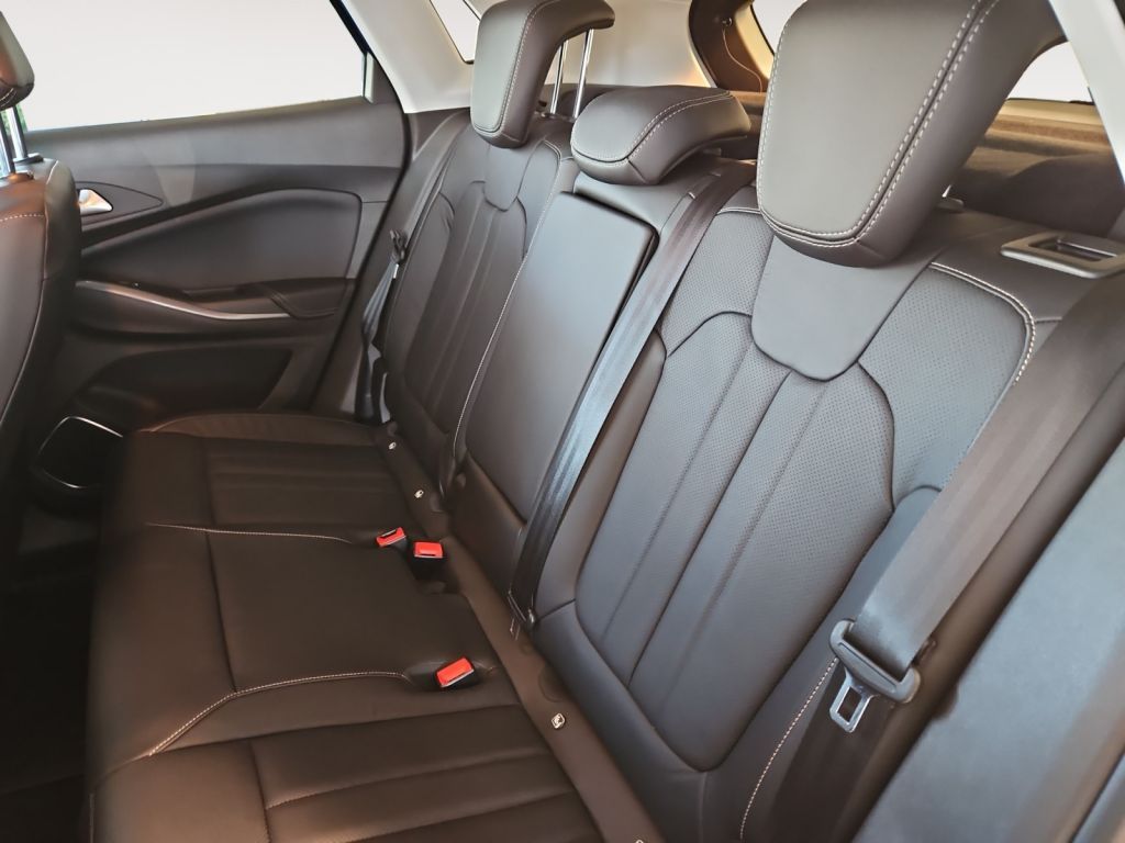 Fahrzeugabbildung Opel Grandland X Plug-in-Hybrid 1.6 DI 224 PS Ultimat
