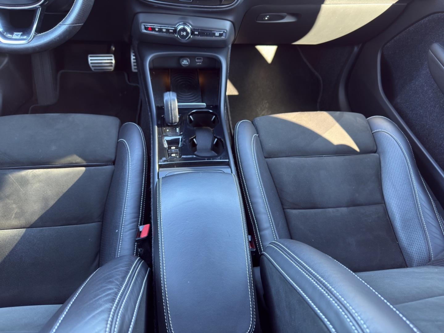Volvo XC40 D4 AWD R-Design StandHZG Navi Leder Digital