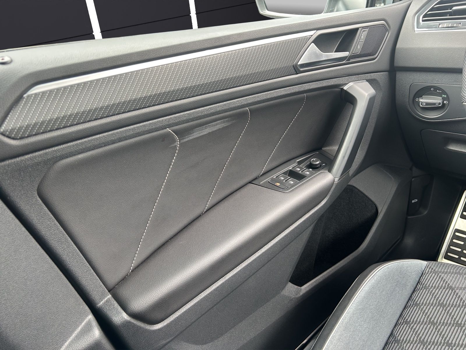 Fahrzeugabbildung Volkswagen Tiguan TSI R-Line DSG Standhzg LED AHK Navi AID