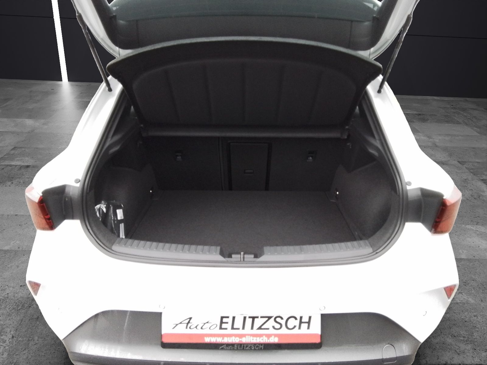 Fahrzeugabbildung CUPRA Leon 1.5 eTSI AHK DrivingPerf.