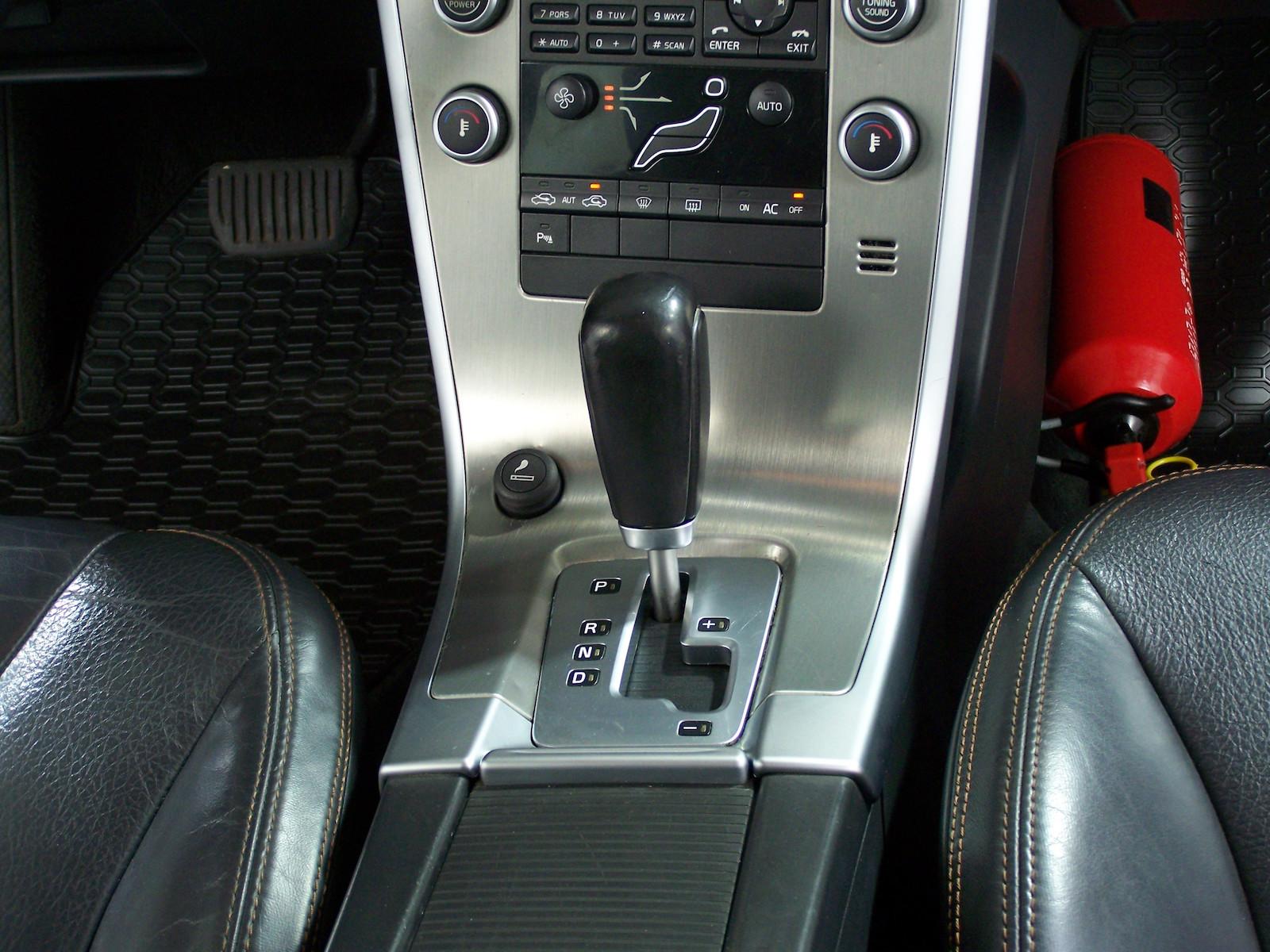 Volvo XC60 D5 Momentum Autom NAVI+LEDER+PDC