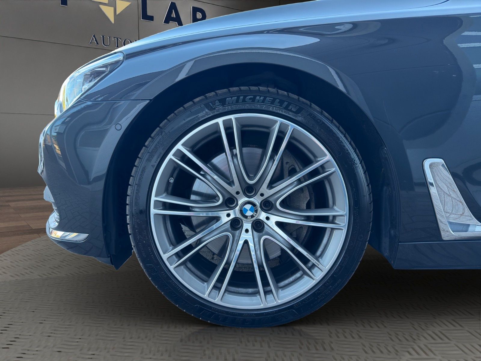 Fahrzeugabbildung BMW 750i xDrive*StHeiz*B&W*Head-Up*Schiebedach*Laser