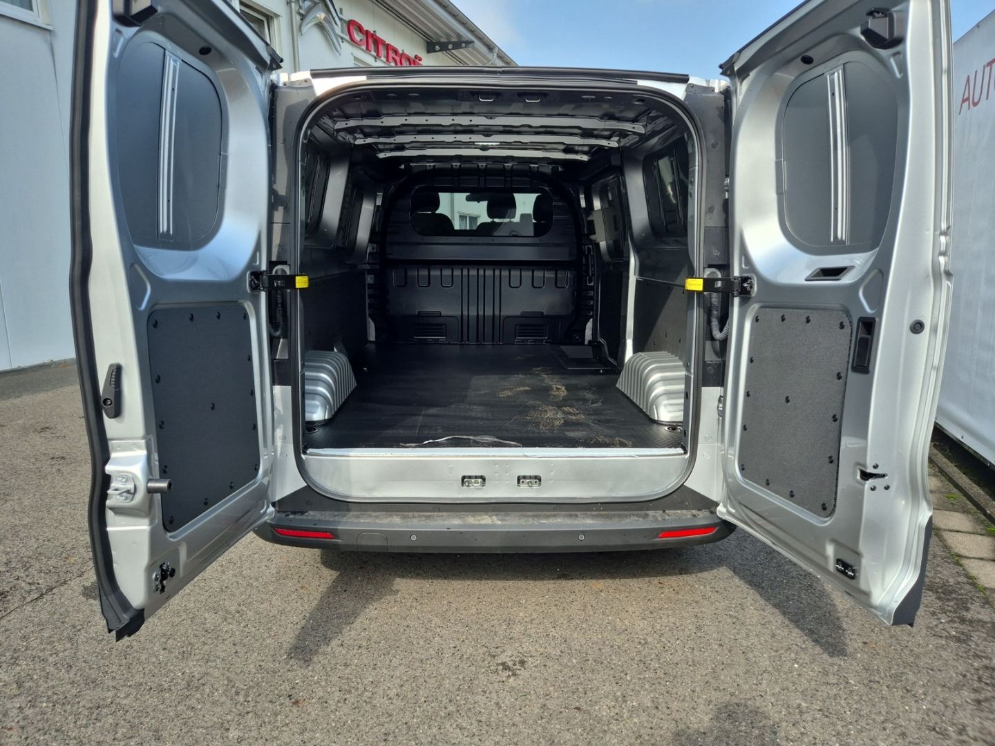 Fahrzeugabbildung Maxus eDeliver7 L2 88 kWh AT FWD LED ACC CarPlay SHZ