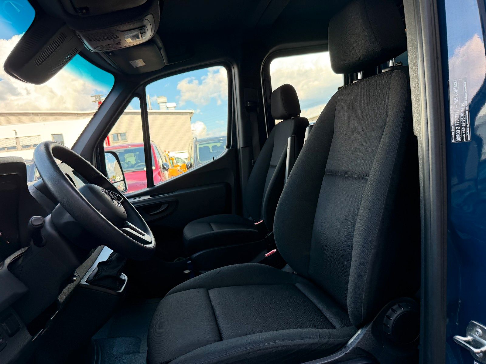 Fahrzeugabbildung Mercedes-Benz Sprinter 215 CDI DoKa Pritsche Plane AHK Klima