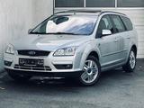 Ford Focus 2.0 Turnier Ghia Autom.*TEMPO*SHZ*AHK*TÜV - Ford Focus: Turnier Ghia