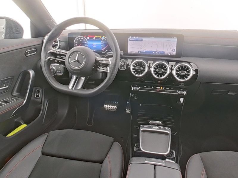 Fahrzeugabbildung Mercedes-Benz CLA 200 AMG*TOTWINKEL*APPLE CAR-PLAY*AMBIENTEBEL