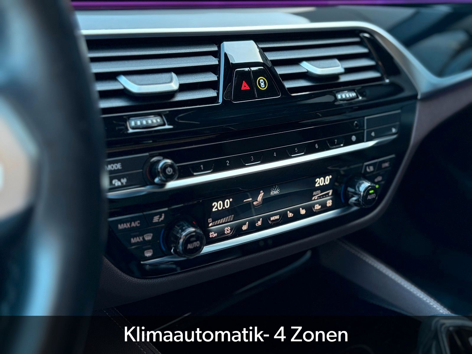 Fahrzeugabbildung BMW M550i xDr AHK SHD StHzg Nappa SBL H&K HuD DrProf