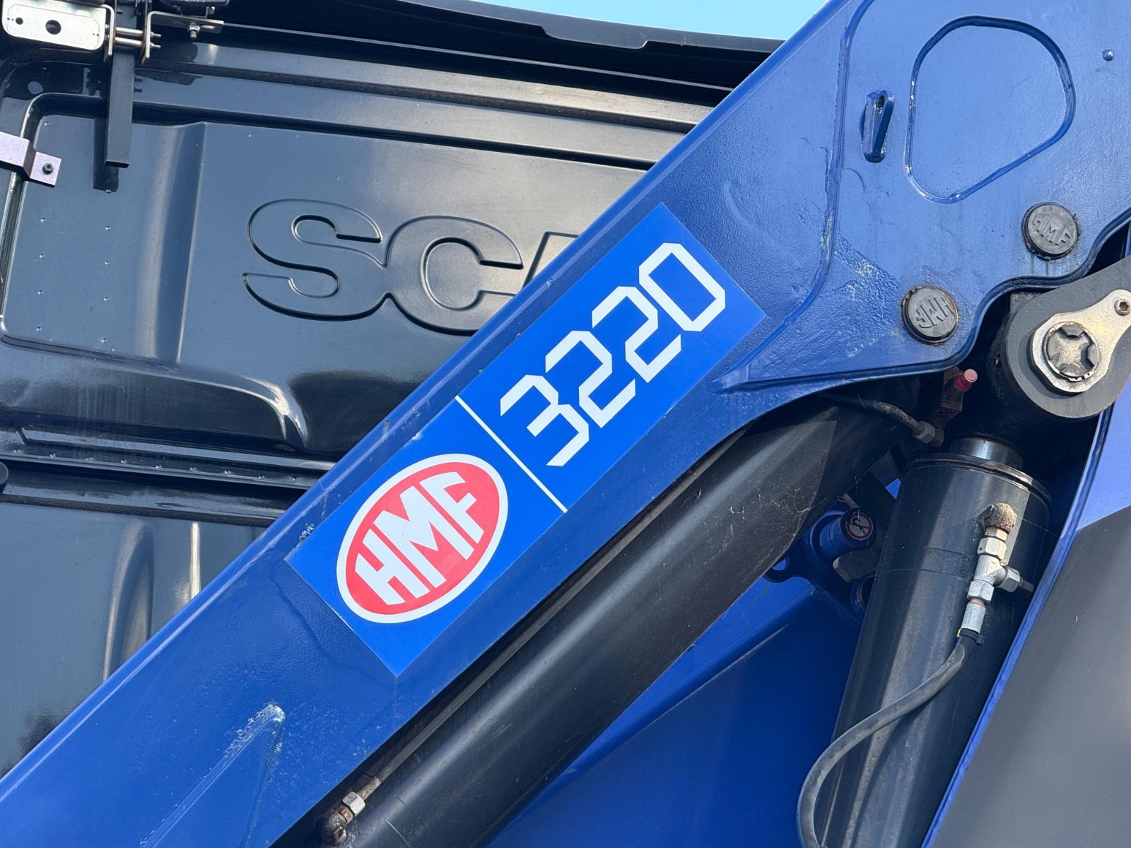 Fahrzeugabbildung Scania R580 V8 HMF 3220-K4 Kran Funk 66 t