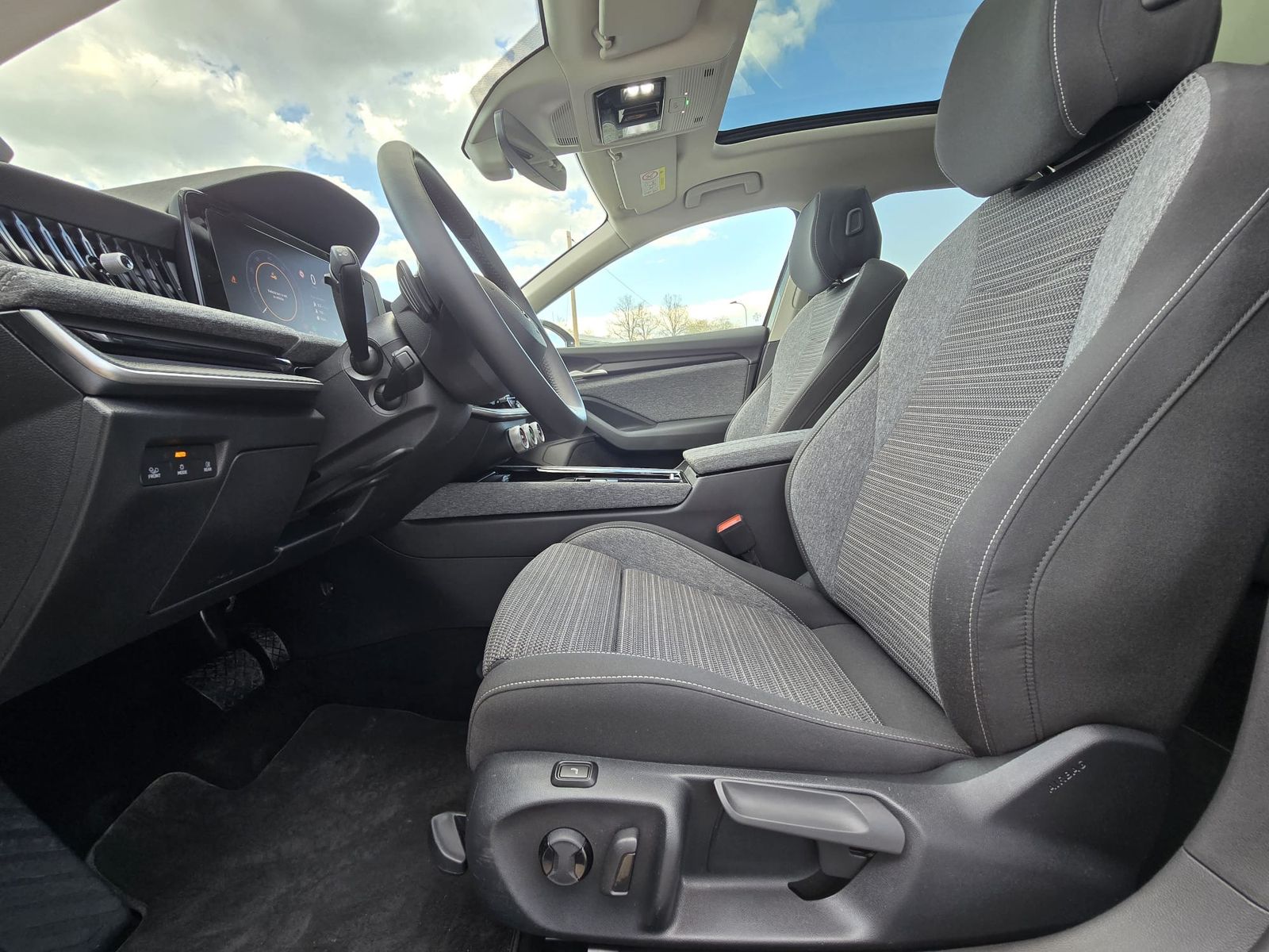 Fahrzeugabbildung SKODA Superb 2.0 TDI 4x4 Selection MATRIX*AHK*PANO*19"