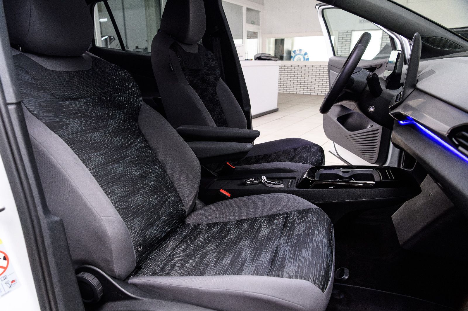 Fahrzeugabbildung Volkswagen ID.4 Pro IQ-LED+AHK+360°KAM+KEYLESS+WÄRMEP+DCC