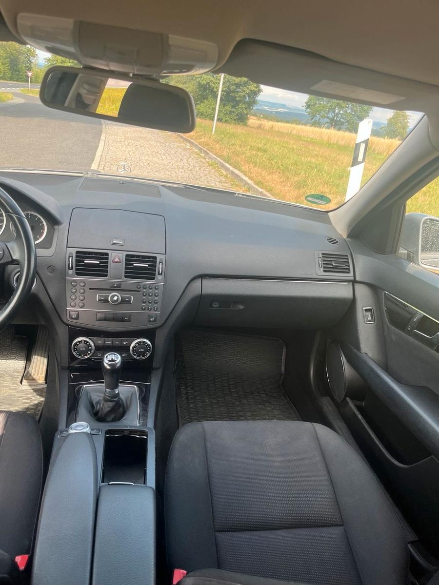 Mercedes-Benz C180 2010 — photo 11
