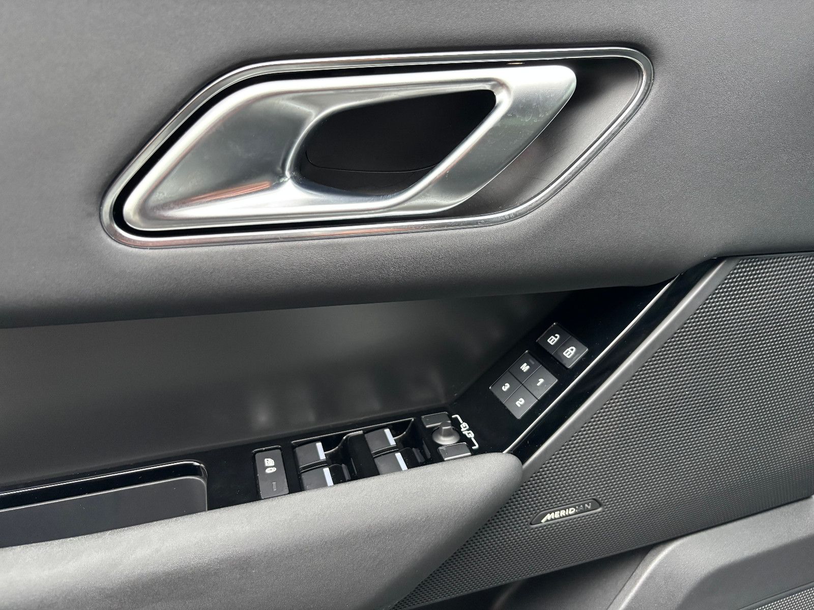 Fahrzeugabbildung Land Rover Range Rover Velar R-Dynamic/KAMERA/Design-Paket