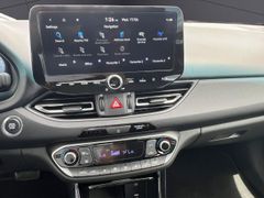 HYUNDAI i30 KLIMA,NAVI,TEMPOMAT,PDC,RFK,AUTOMATIK,BT HYUNDAI i30 KLIMA,NAVI,TEMPOMAT,PDC,RFK,AUTOMATIK,BT