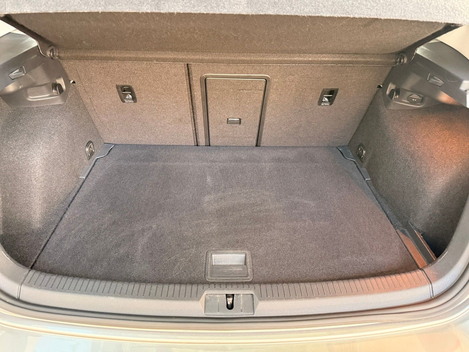 Fahrzeugabbildung Volkswagen e-Golf VII Lim +Wärmepumpe + LED + Spiegel Paket