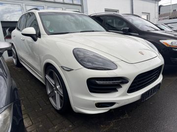 Porsche Cayenne - 1
