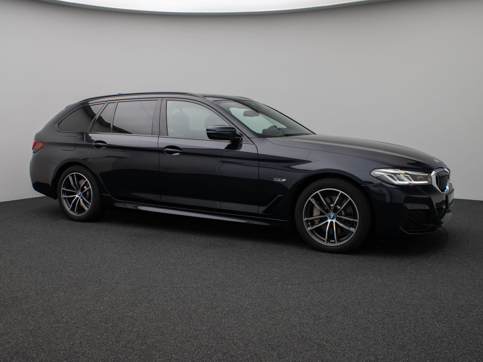 Fahrzeugabbildung BMW 530e M Sport Panorama Kamera DAB HiFi Alarm LED
