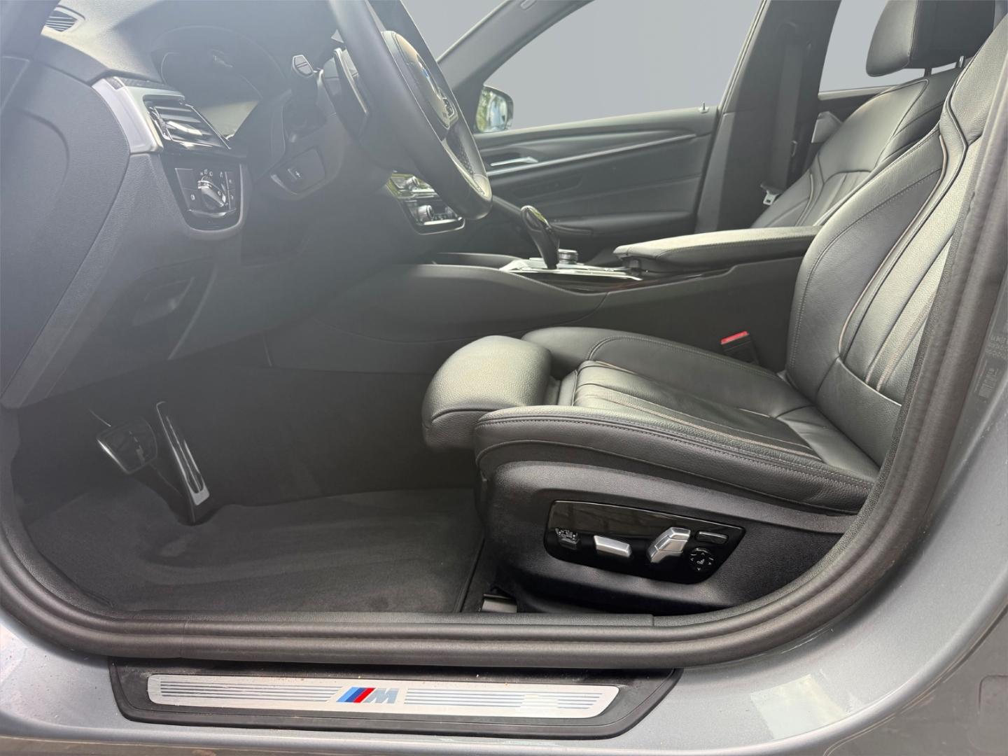 BMW 530 d Touring M-Sport/HUD/HiFi/RFK/AHK/Pano
