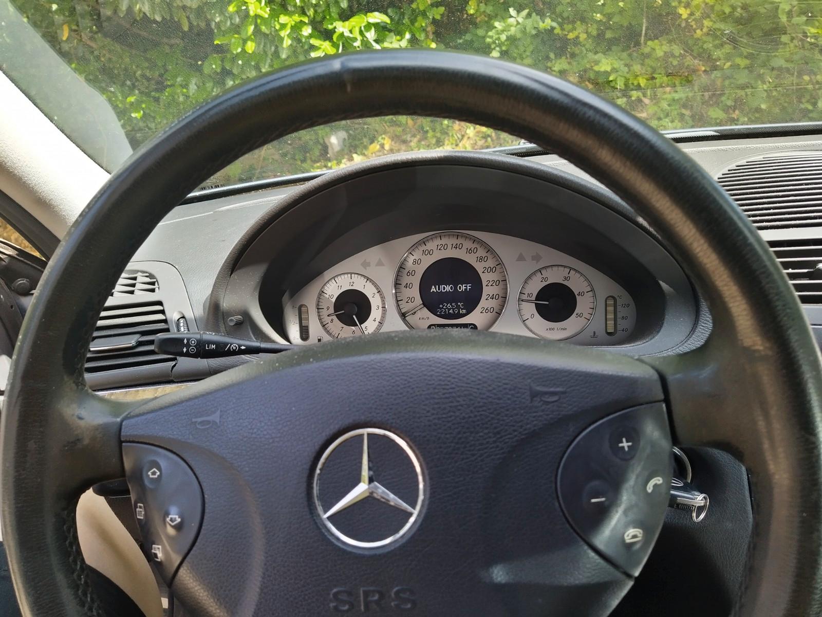 Mercedes-Benz E220 2004 — photo 11