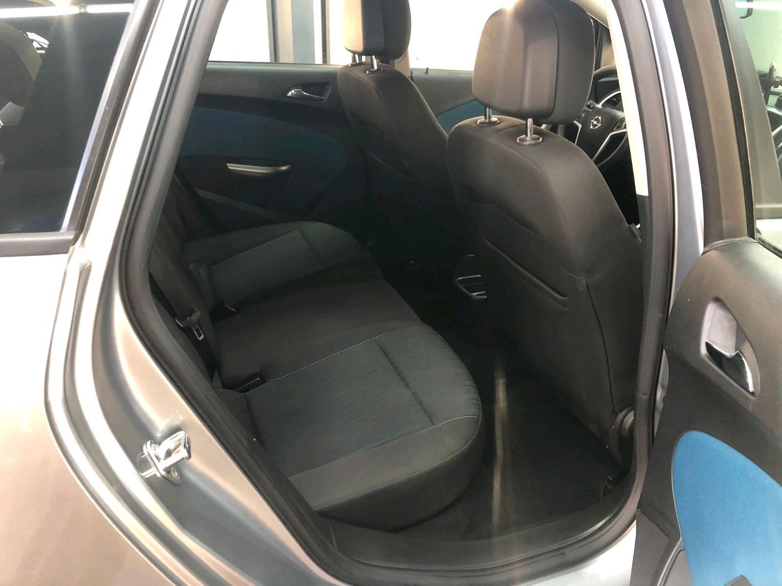 Opel Astra 2011 — photo 9
