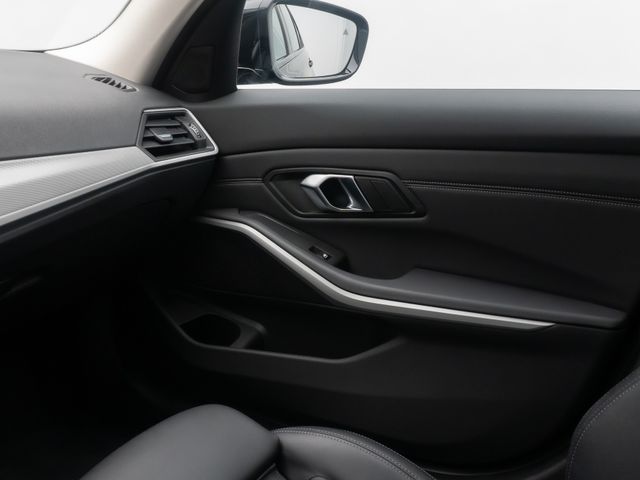 BMW 330, 2022 — 32