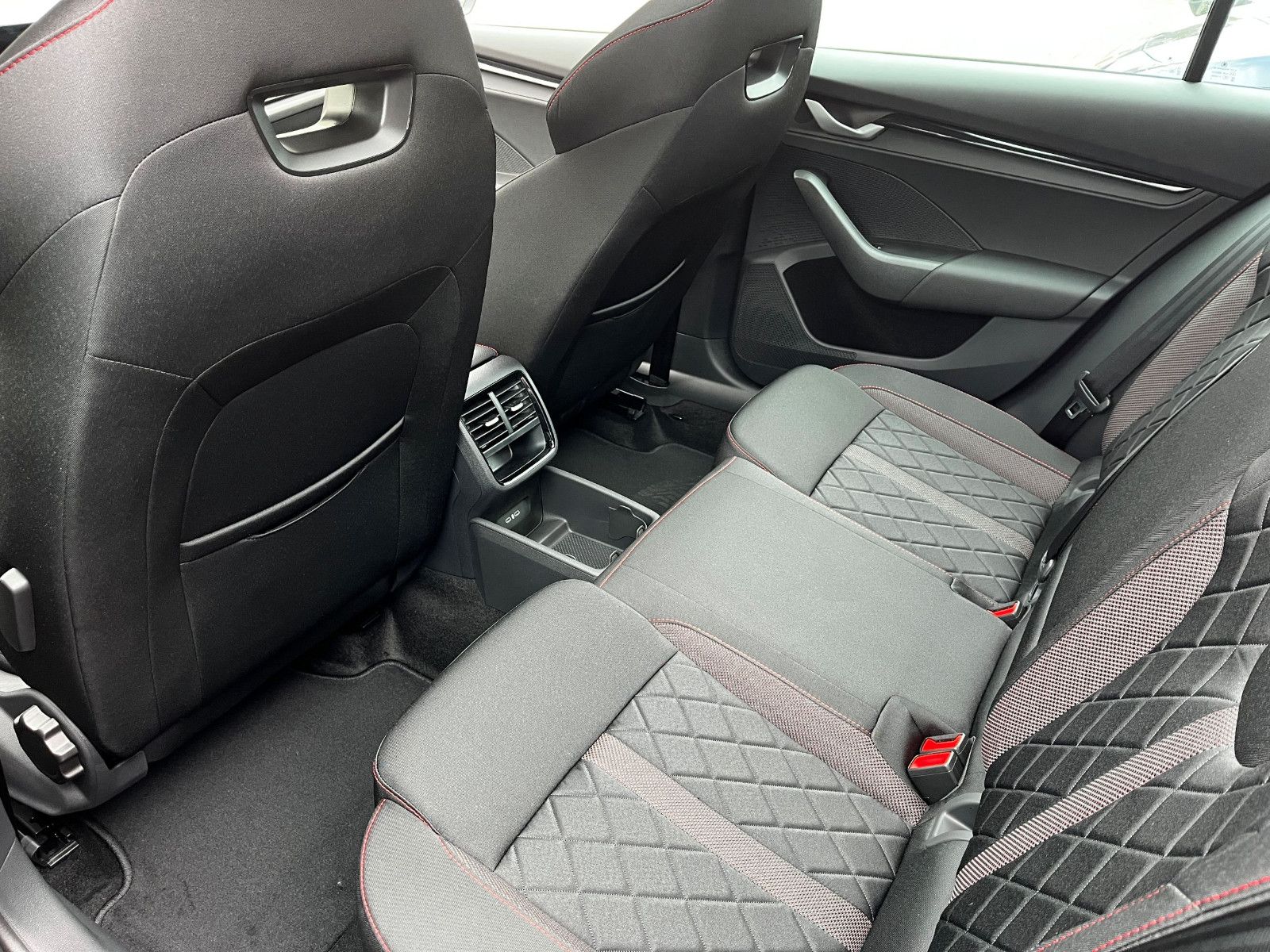 Fahrzeugabbildung SKODA Octavia Combi 2.0 TSI RS AHK NAV PANO 18"