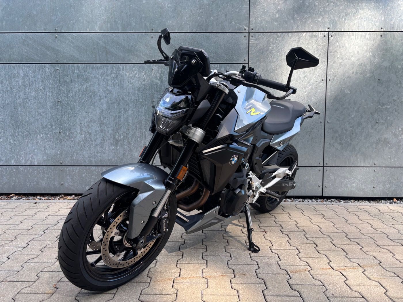 Fahrzeugabbildung BMW F 900 R kurzer Kennzeichenhalter, Lenkerendspieg