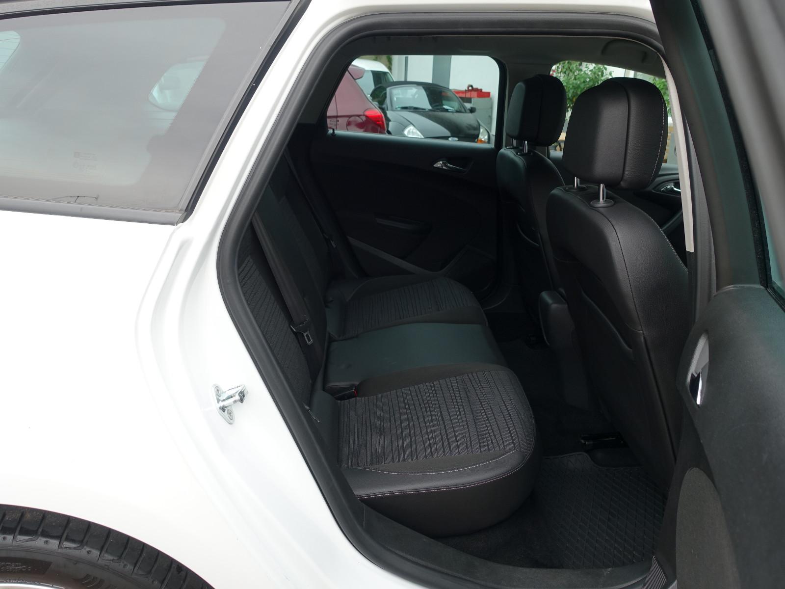 Opel Astra 2014 — photo 12