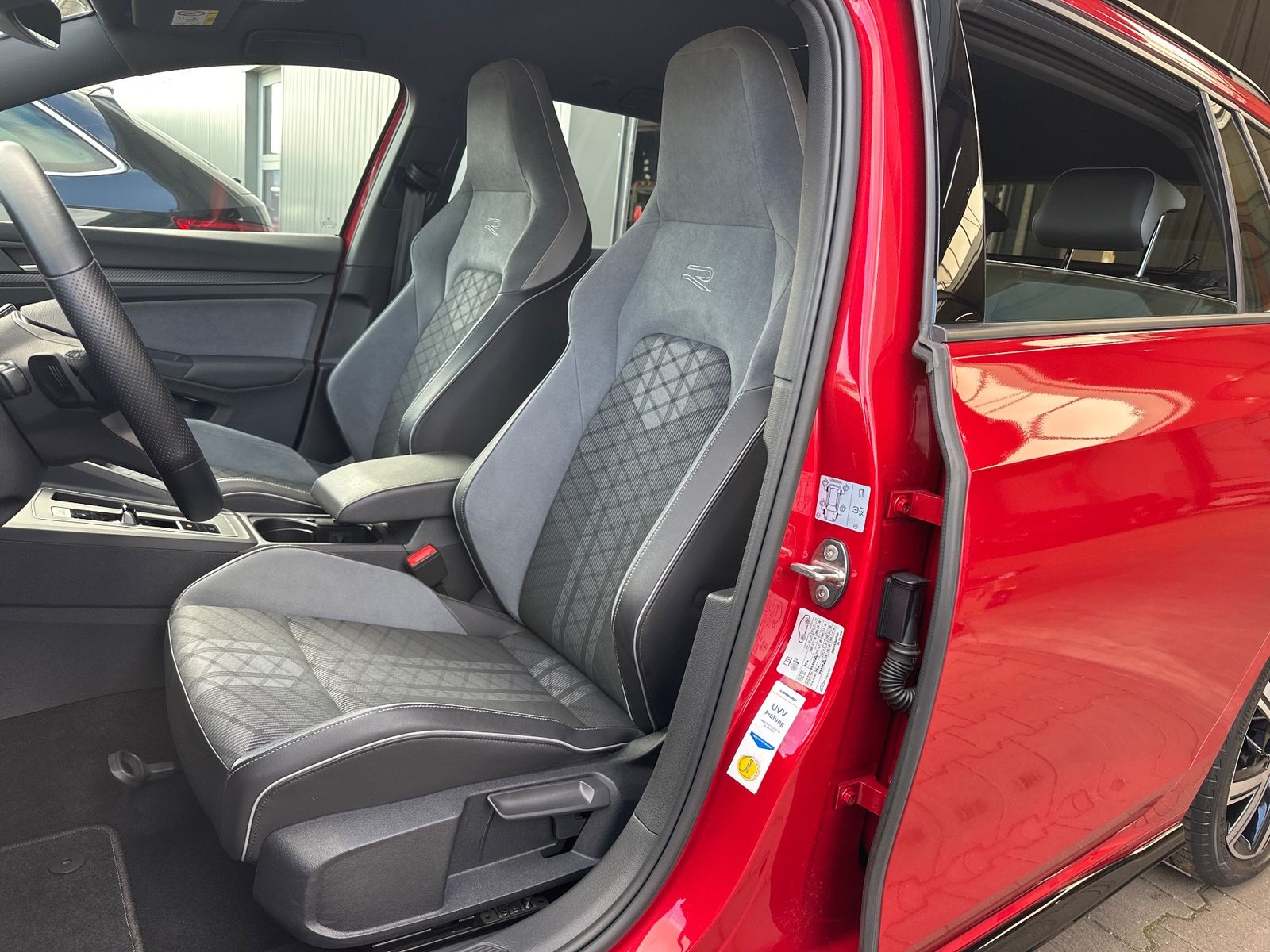 Fahrzeugabbildung Volkswagen Golf Variant 2.0 TDI DSG R-Line NAV+LED+AHK+ACC