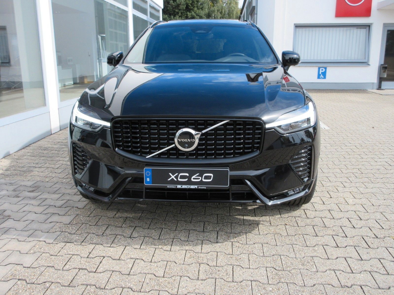 Fahrzeugabbildung Volvo XC 60 B5 Plus Dark AWD