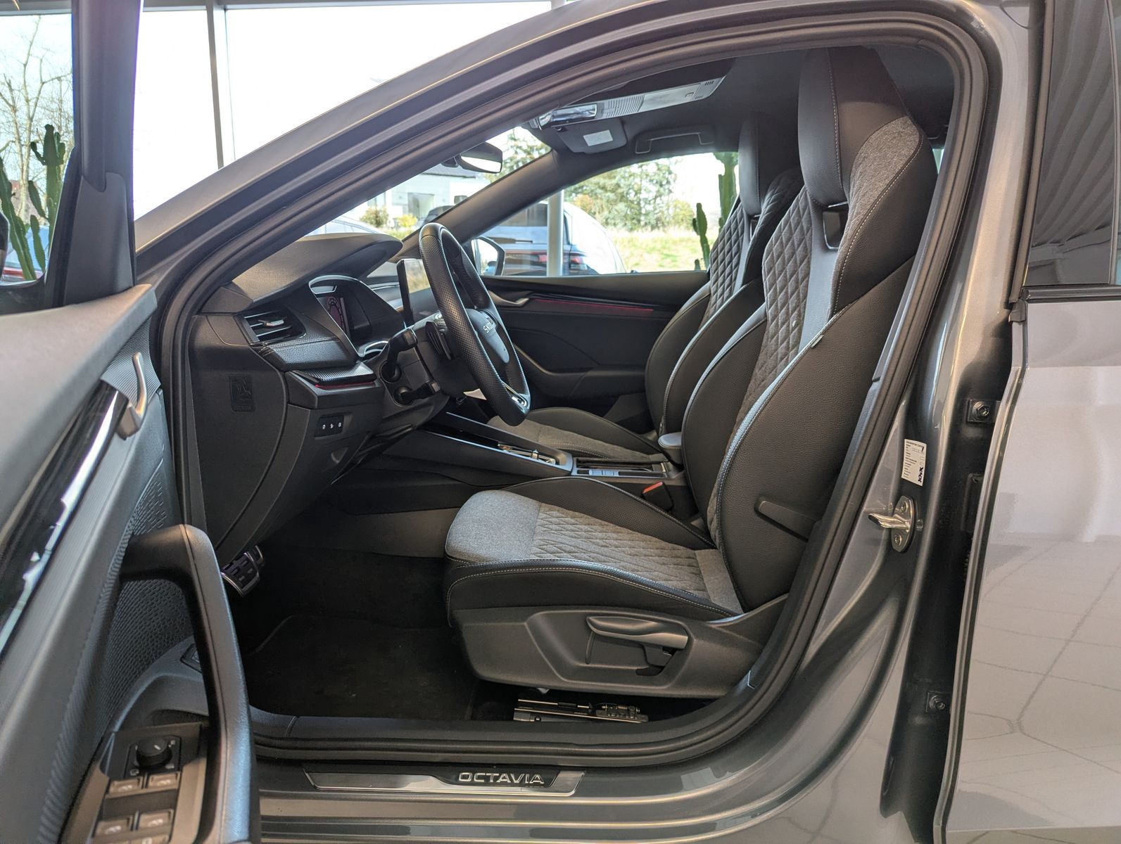 SKODA Octavia 2.0 TDI Sportline Matix Canton AHK 5J-Ga - Image 12